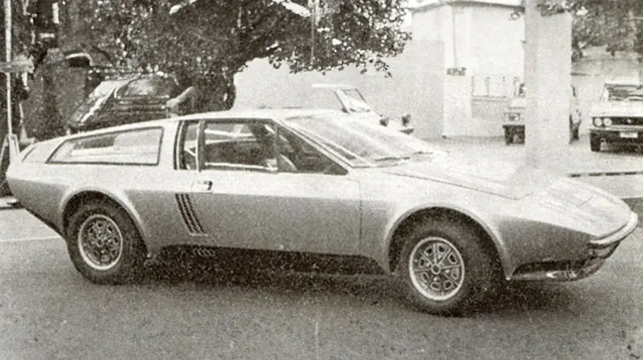 Der Audi 100 Coupé S Frua stehend von schräg vorne.