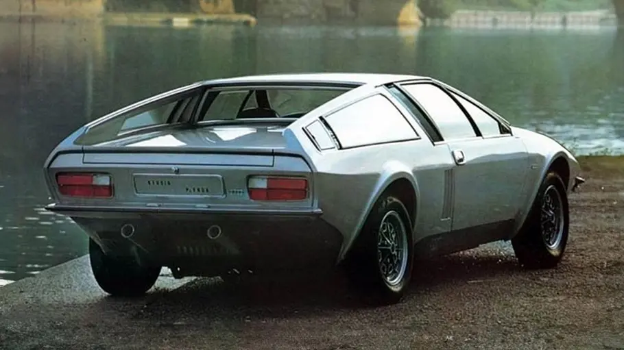 Der Audi 100 Coupé S Frua stehend von hinten.