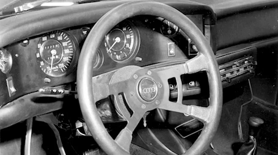 Das Lenkrad des Audi 100 Coupé S Frua.