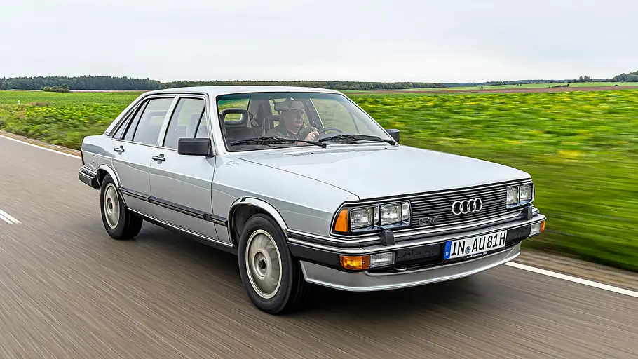Audi 200 5T fahrend von schräg vorne fotografiert. 