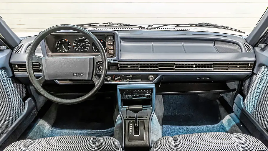 Das Cockpit des Audi 200 5T. 