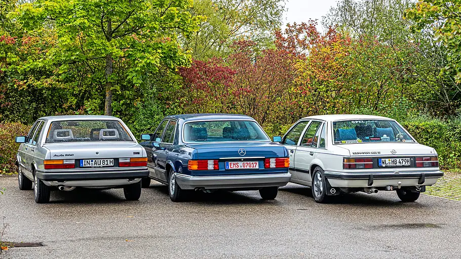 Audi 200 5T, Mercedes 280 SE und Opel Senator A 2.8 S statisch von hinten fotografiert. 