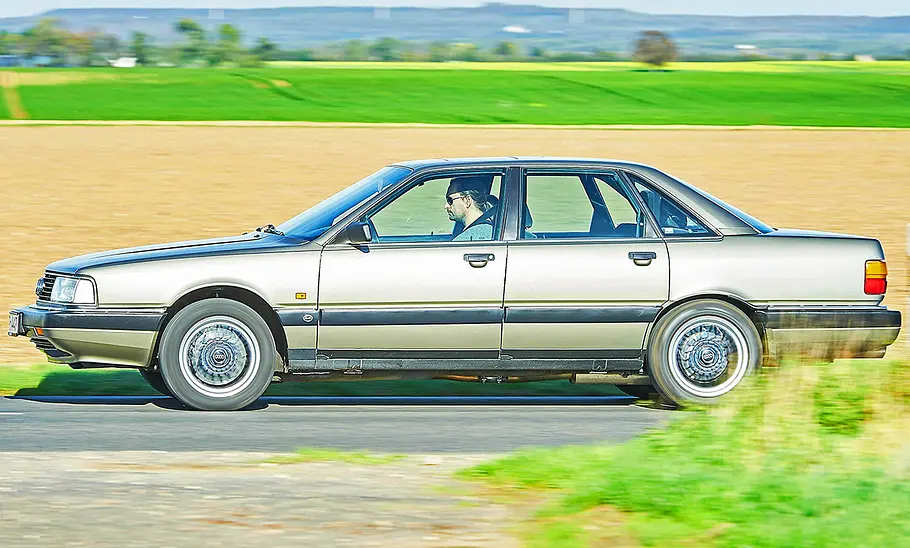 Der Audi 200 20V Turbo Quattro fahrend seitlich.