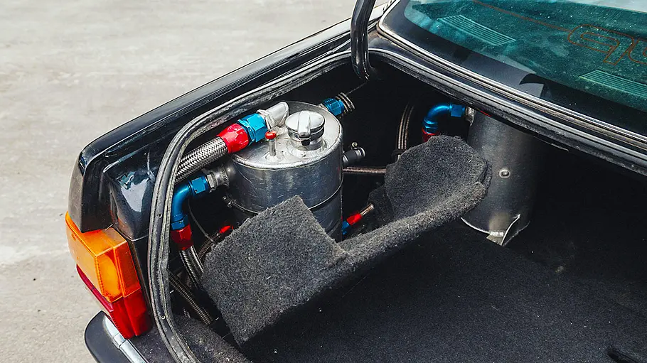 Audi 5000 CS Quattro Der Kofferraum des Audi 5000 CS Quattro mit Batterie, Benzin- sowie der Öltank.