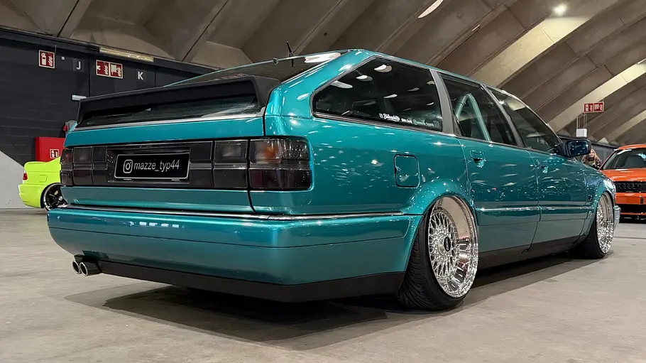 Audi 5000S Avant, fotografiert von schräg hinten.