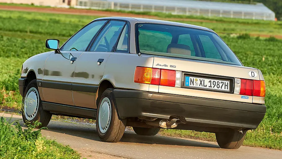 Der Audi 80 fahrend von schräg hinten