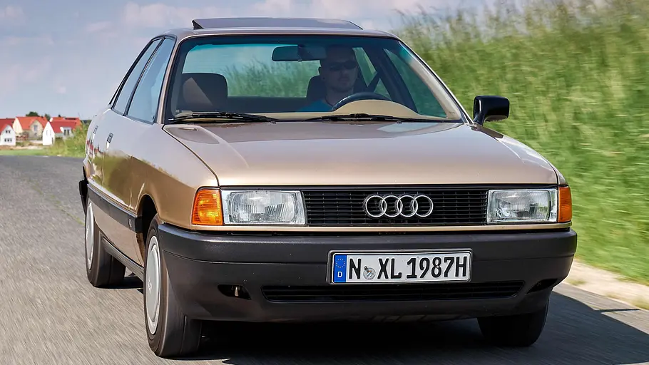 Der Audi 80 fahrend von vorne