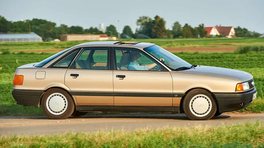 Der Audi 80 fahrend seitlich