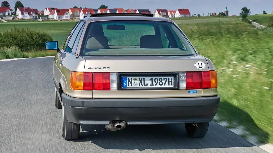 Der Audi 80 fahrend von hinten