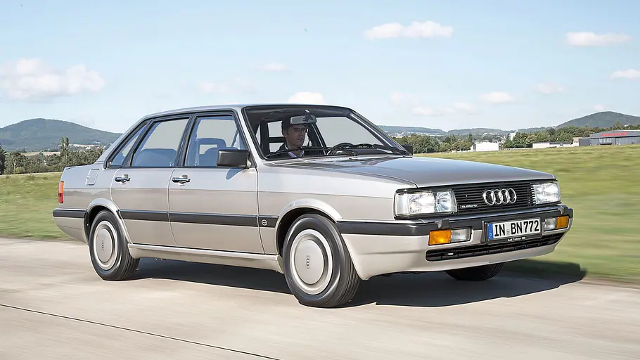 Audi 90 2.2 Quattro fahrend von schräg vorne fotografiert. 