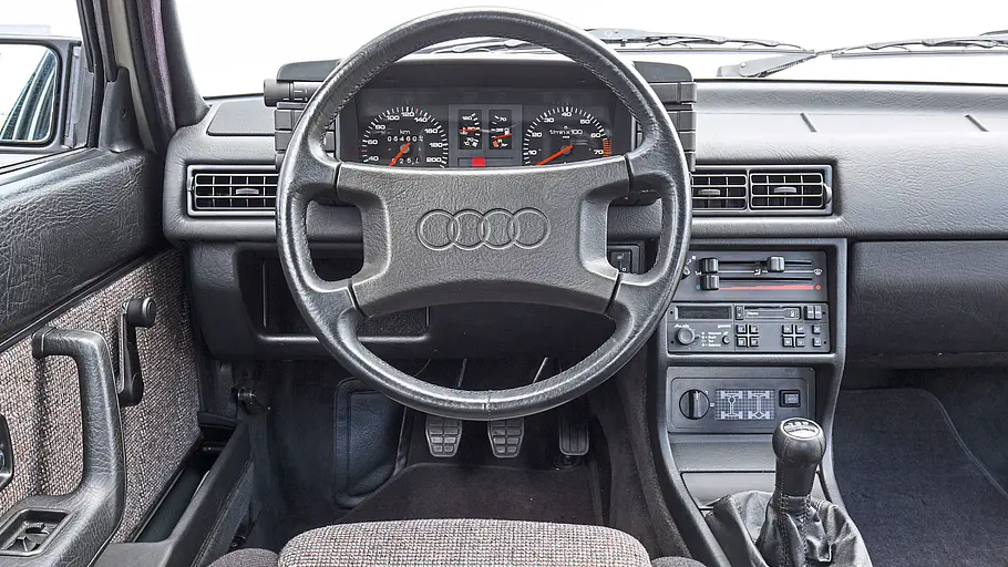 Das Cockpit des Audi 90 2.2 Quattro