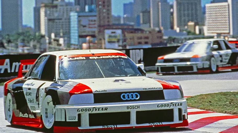 Audi 90 Quattro IMSA GTO Der Audi 90 Quattro IMSA GTO fahrend von vorne.