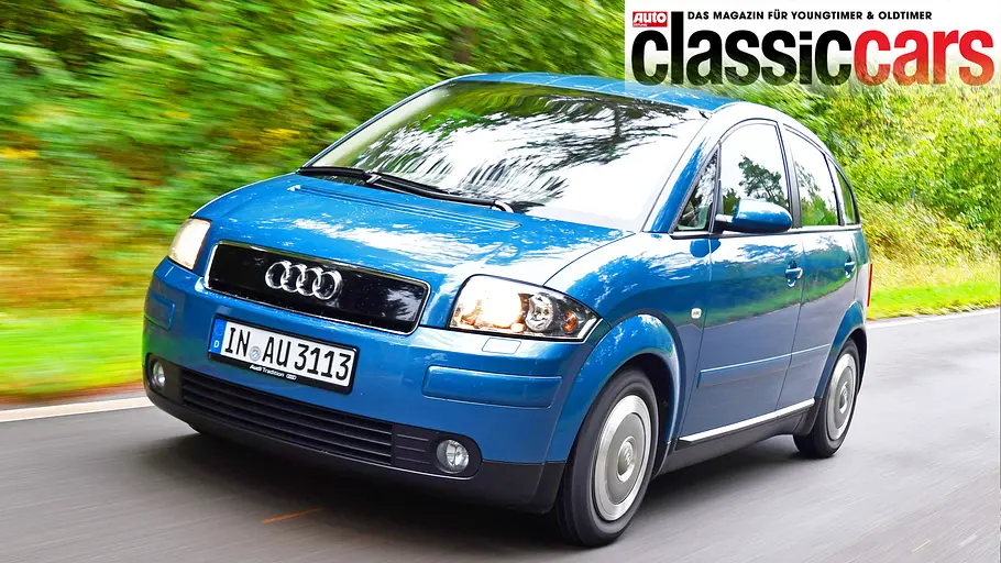 Der Audi A2 fahrend von schräg vorne.