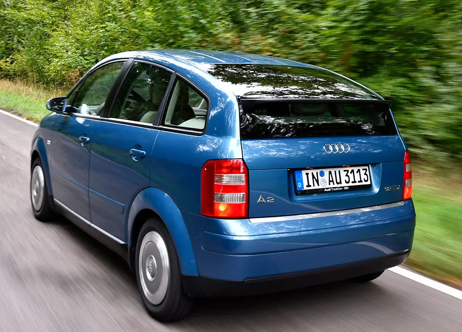 Der Audi A2 fahrend von schräg hinten.