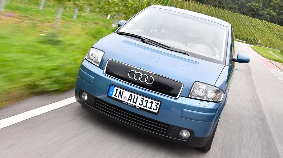 Der Audi A2 fahrend von vorne.