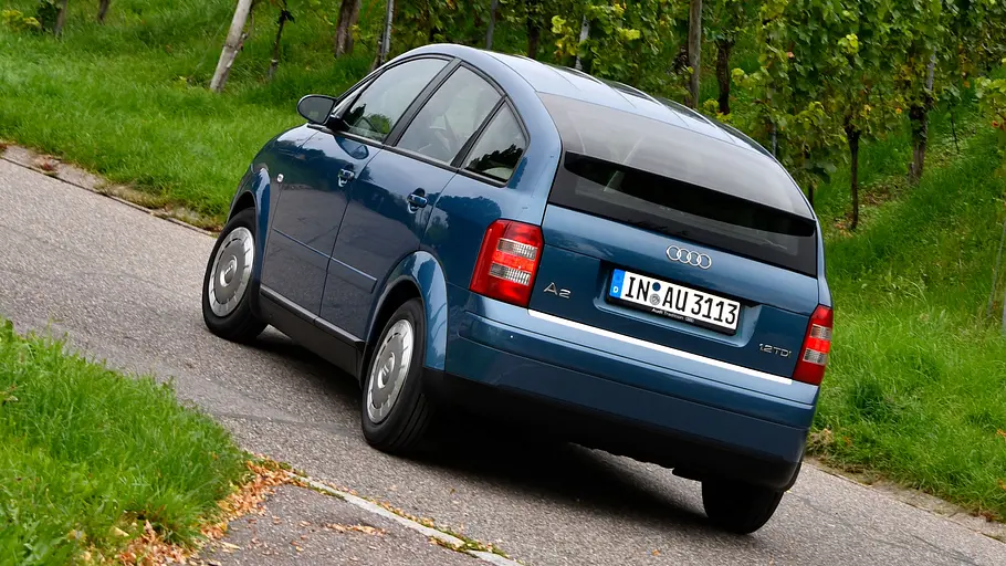 Der Audi A2 fahrend von hinten.