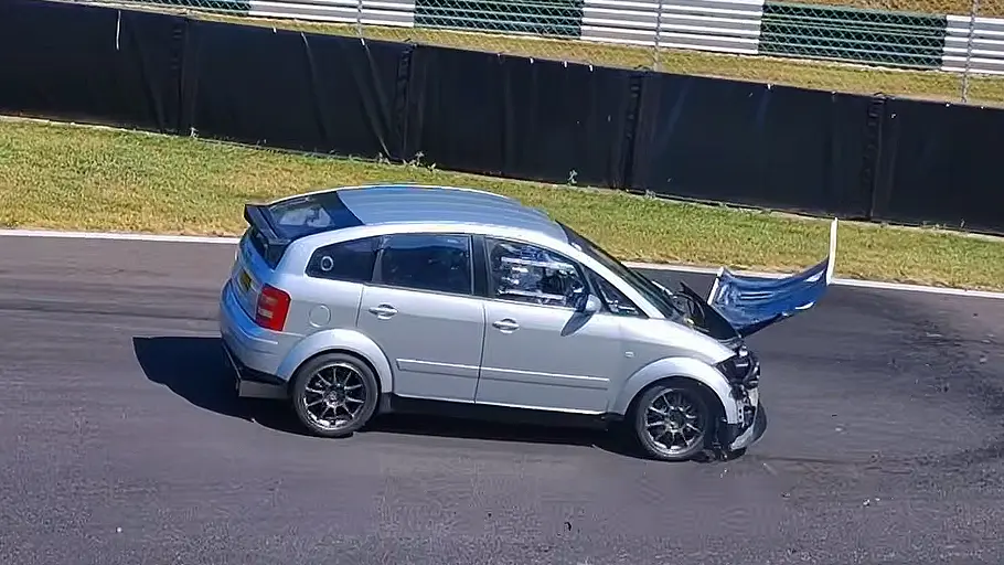 Audi A2 Diesel-Tracktool Blick von der Seite auf das verunfallte Audi A2 Diesel-Tracktool.