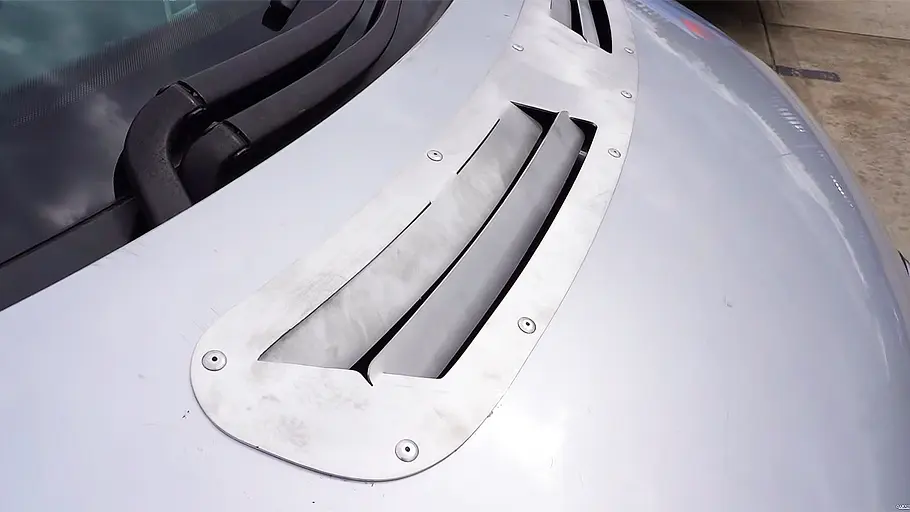 Audi A2 Diesel-Tracktool Detailansicht auf die Luftauslässe der Motorhaube des Audi A2 Diesel-Tracktool.