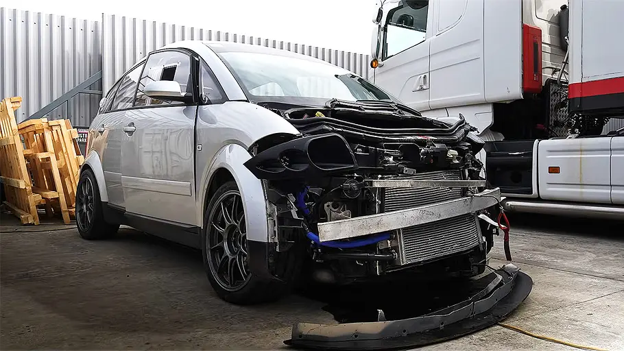 Audi A2 Diesel-Tracktool Blick von schräg vorne auf das verunfallte Audi A2 Diesel-Tracktool.