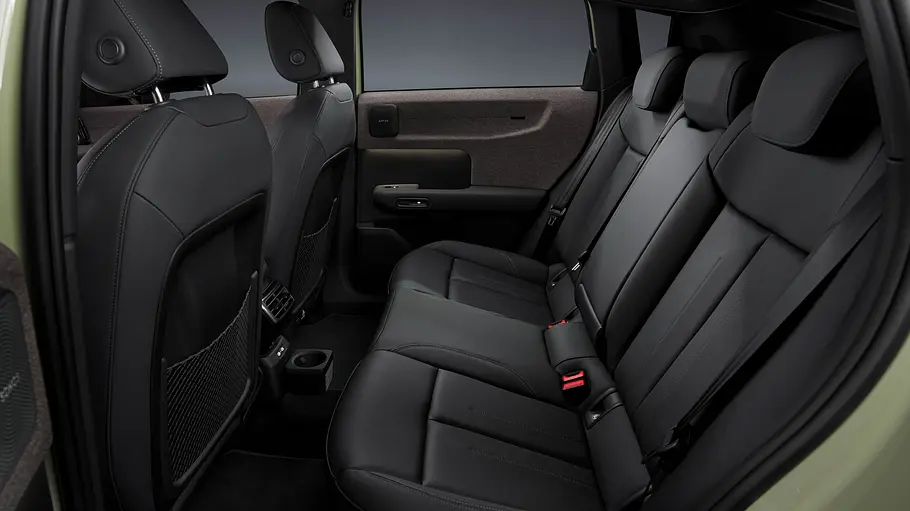 Die Rücksitze des Audi A2 e-tron durch die geöffnete linke Hintertüre fotografiert.