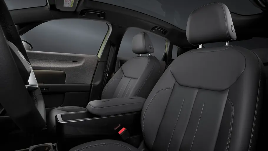 Die Vordersitze des Audi A2 e-tron durch die geöffnete Fahrertüre fotografiert.