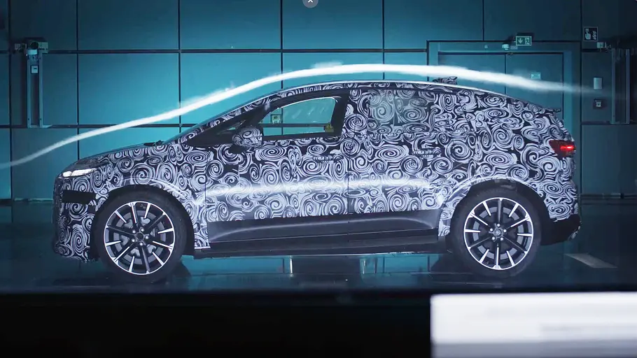 Der Audi A2 e-tron steht in einer Erprobungshalle, der Luftstrom um die Karosserie ist visuell angedeutet.