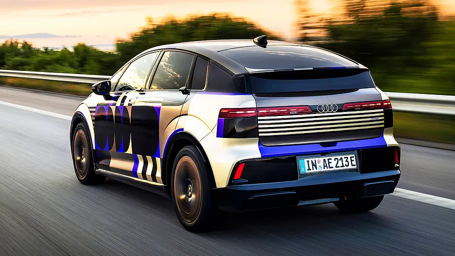 Blick von schräg hinten auf den fahrenden Audi A2 e-tron (2026).