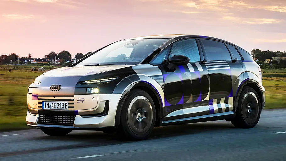 Blick von schräg vorne auf den fahrenden Audi A2 e-tron (2026).
