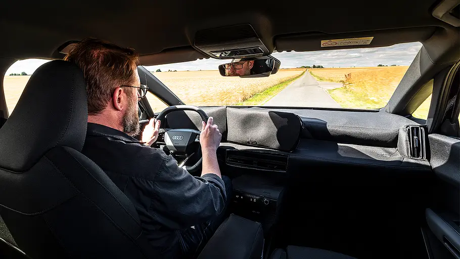 Blick von der Rücksitzbank aus in das noch getarnte Cockpit des Audi A2 e-tron (2026).