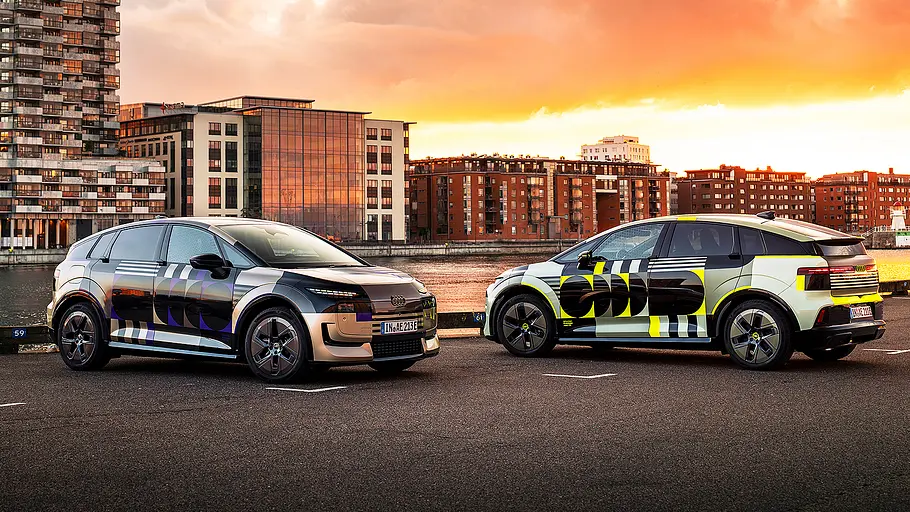 Blick von schräg vorne und hinten auf zwei  Audi A2 e-tron (2026).