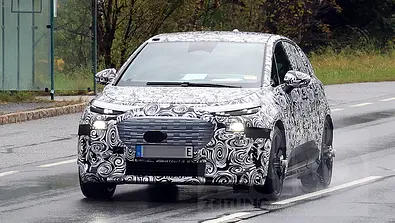 Blick von schräg vorne auf den fahrenden Audi A2 e-tron (2026). - Foto: SH Proshots