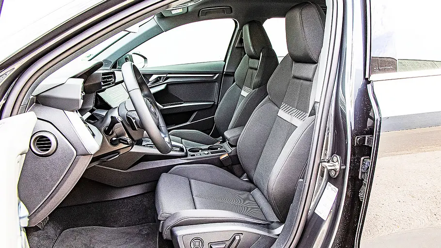 Audi A3 Blick durch die geöffnete Seitentür in das Cockpit des Audi A3.