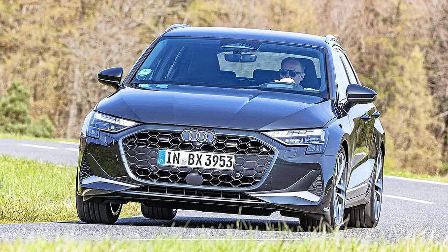 Audi A3 Blick von vorne auf den fahrenden Audi A3.