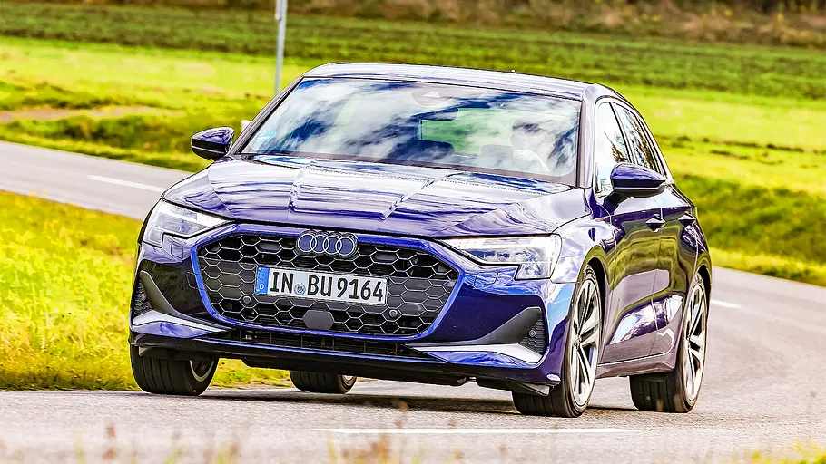 Audi A3 Blick von schräg vorne auf den fahrenden Audi A3.