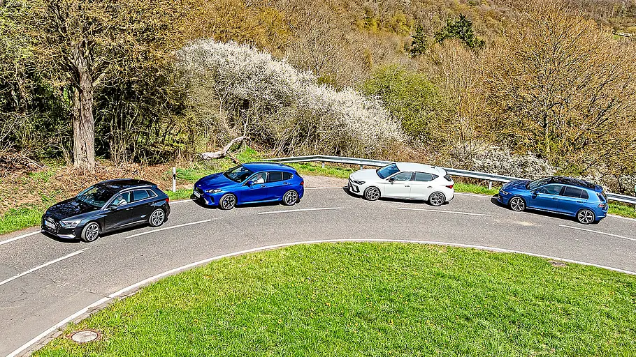 Audi A3/BMW 1er/Cupra Leon/VW Golf Blick von oben auf die vier Diesel-Kompakten Audi A3, BMW 1er, Cupra Leon und VW Golf.