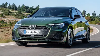 Audi A3 Sportback Facelift (2024); fahrend, Frontansicht - Foto: Audi