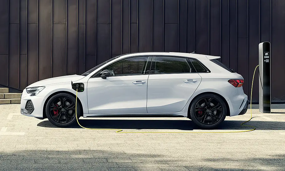 Der Audi A3 Plug-in-Hybrid (2024) von der Seite fotografiert.