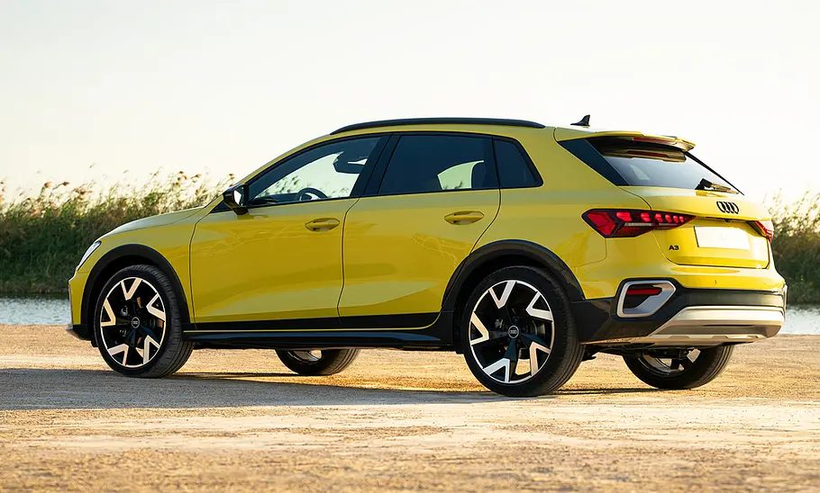 Der Audi A3 Allstreet (2024) von schräg hinten fotografiert.