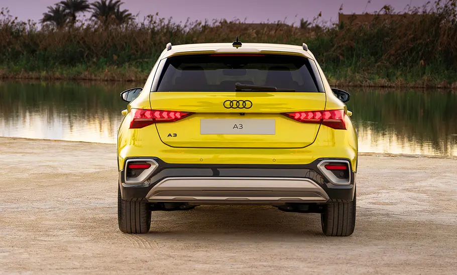 Der Audi A3 Allstreet (2024) von hinten fotografiert.