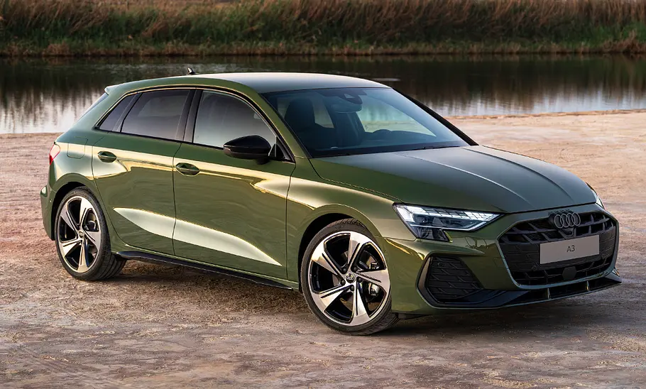 Das Audi A3 Facelift (2024) stehend von schräg vorne fotografiert.