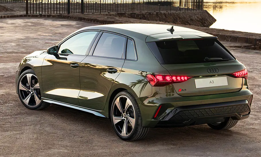 Das Audi A3 Facelift (2024) stehend von schräg hinten fotografiert.