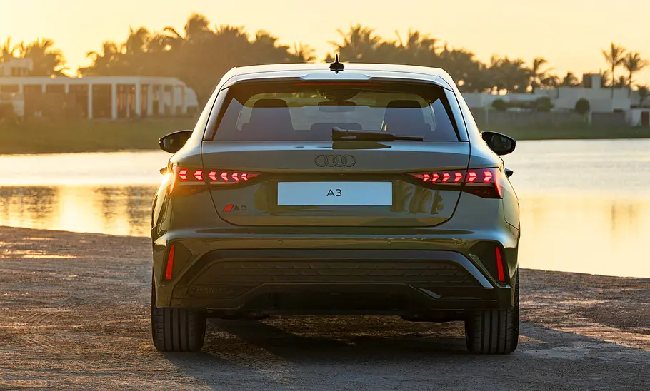 Das Audi A3 Facelift (2024) stehend von hinten fotografiert.
