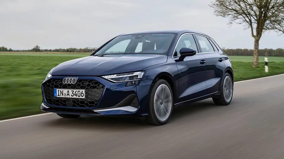 Audi A3 Leasing Der Audi A3 fahrend von schräg vorne links auf einer Landstraße.