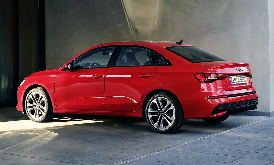 Die Audi A3 Limousine (2024) stehend von schräg hinten fotografiert.