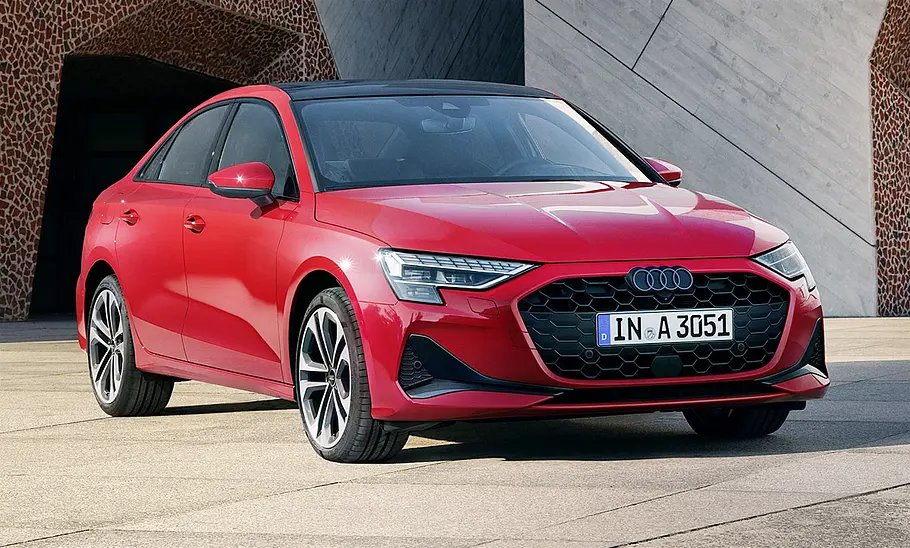 Die Audi A3 Limousine (2024) stehend von schräg vorne fotografiert.