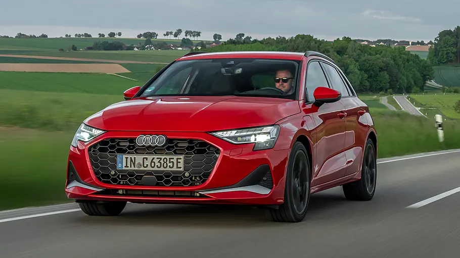 Audi A3 Der Audi A3 fahrend auf einer Straße, von schräg vorne.