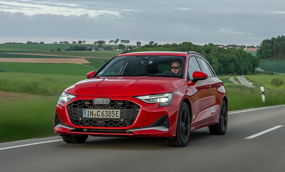 Der Audi A3 fahrend auf einer Straße, von schräg vorne.