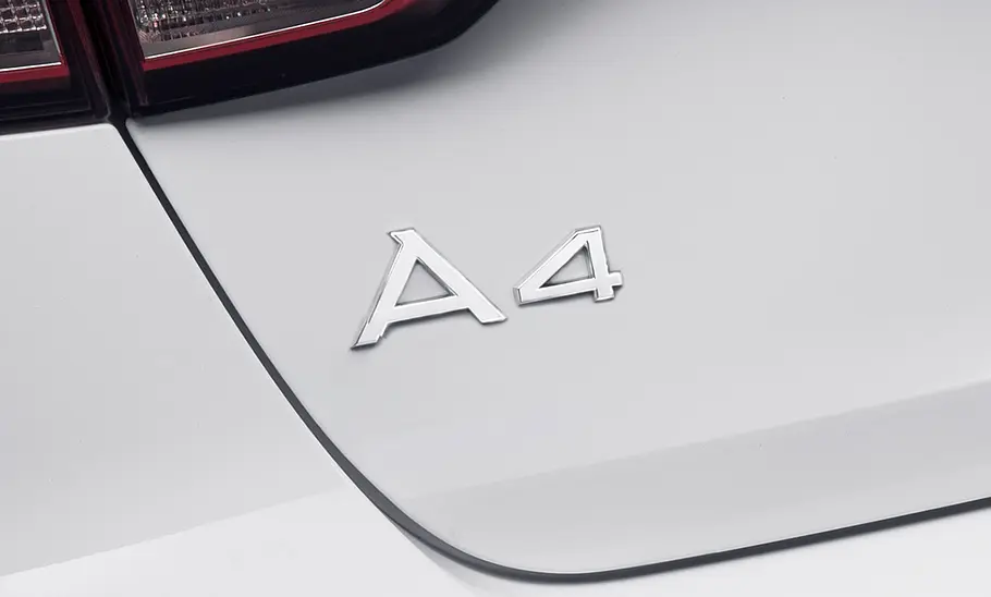 Das A4-Emblem vom Heck eines Audi A4 in der Detailaufnahme.