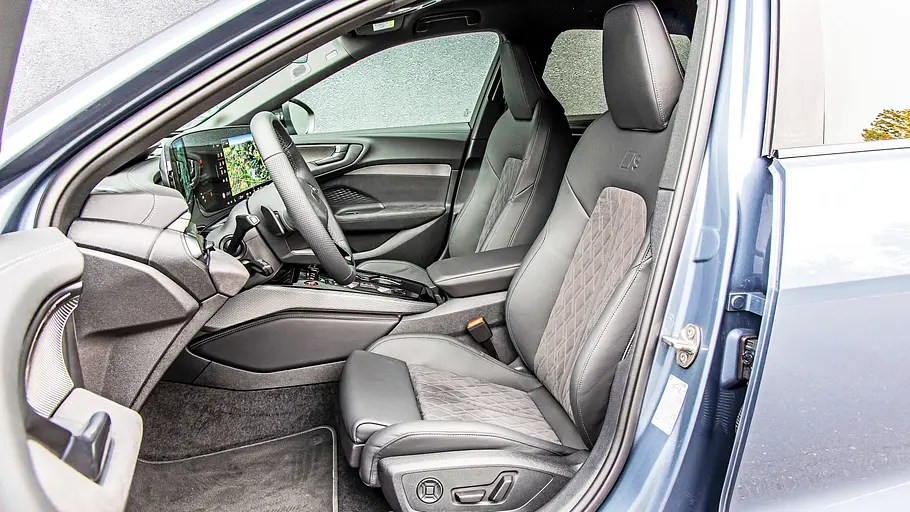 Blick von vorne auf den fahrenden Audi A5 Avant und Audi Q5.