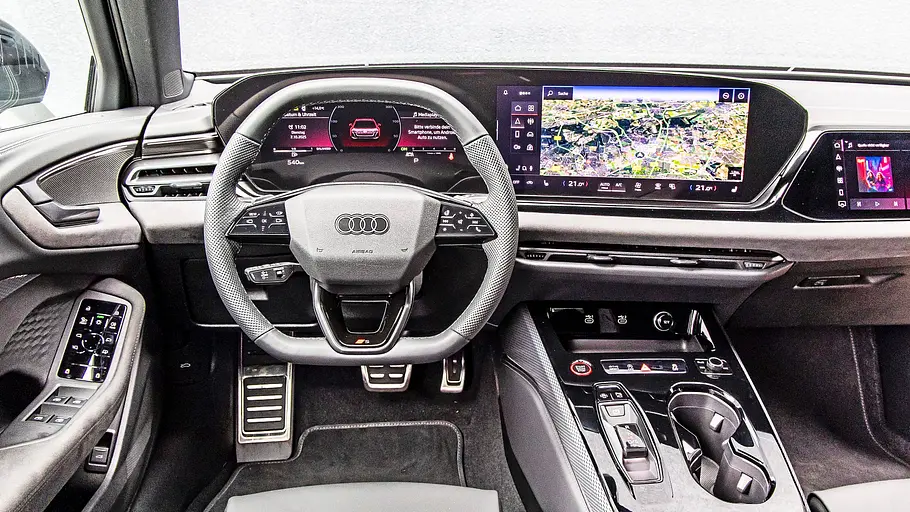 Blick von vorne auf den fahrenden Audi A5 Avant und Audi Q5.
